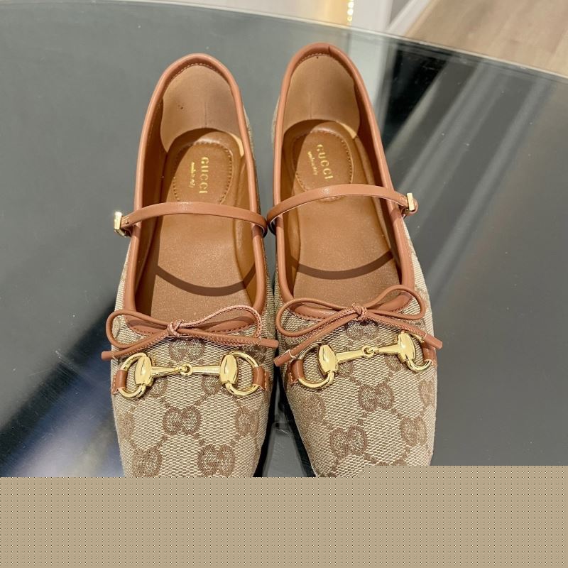 G*u*i flat shoes